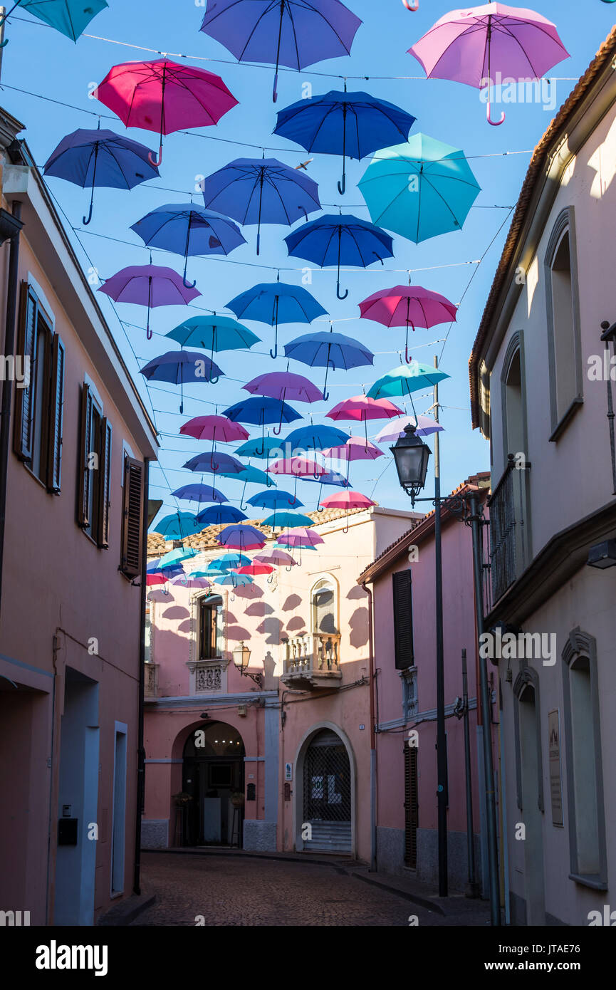 Ombrelloni Street a Pula, Sardegna, Italia, Europa Foto Stock