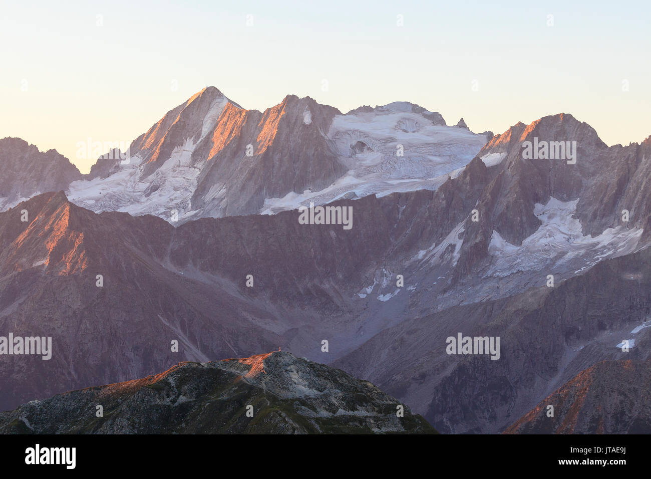 Picco roccioso della Cima Presanella vista dal monte Tonale all'alba, Valcamonica, confine Lombardia e Trentino Alto Adige, Italia, Europa Foto Stock
