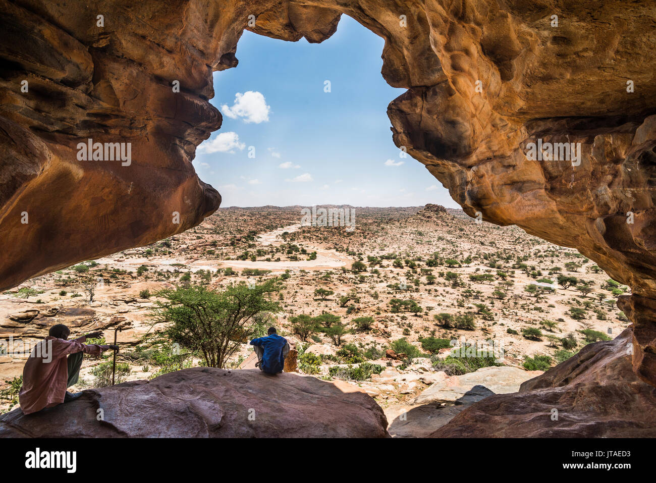 Guida locale seduti in uno di Lasa Geel grotte, il Somaliland e la Somalia, Africa Foto Stock