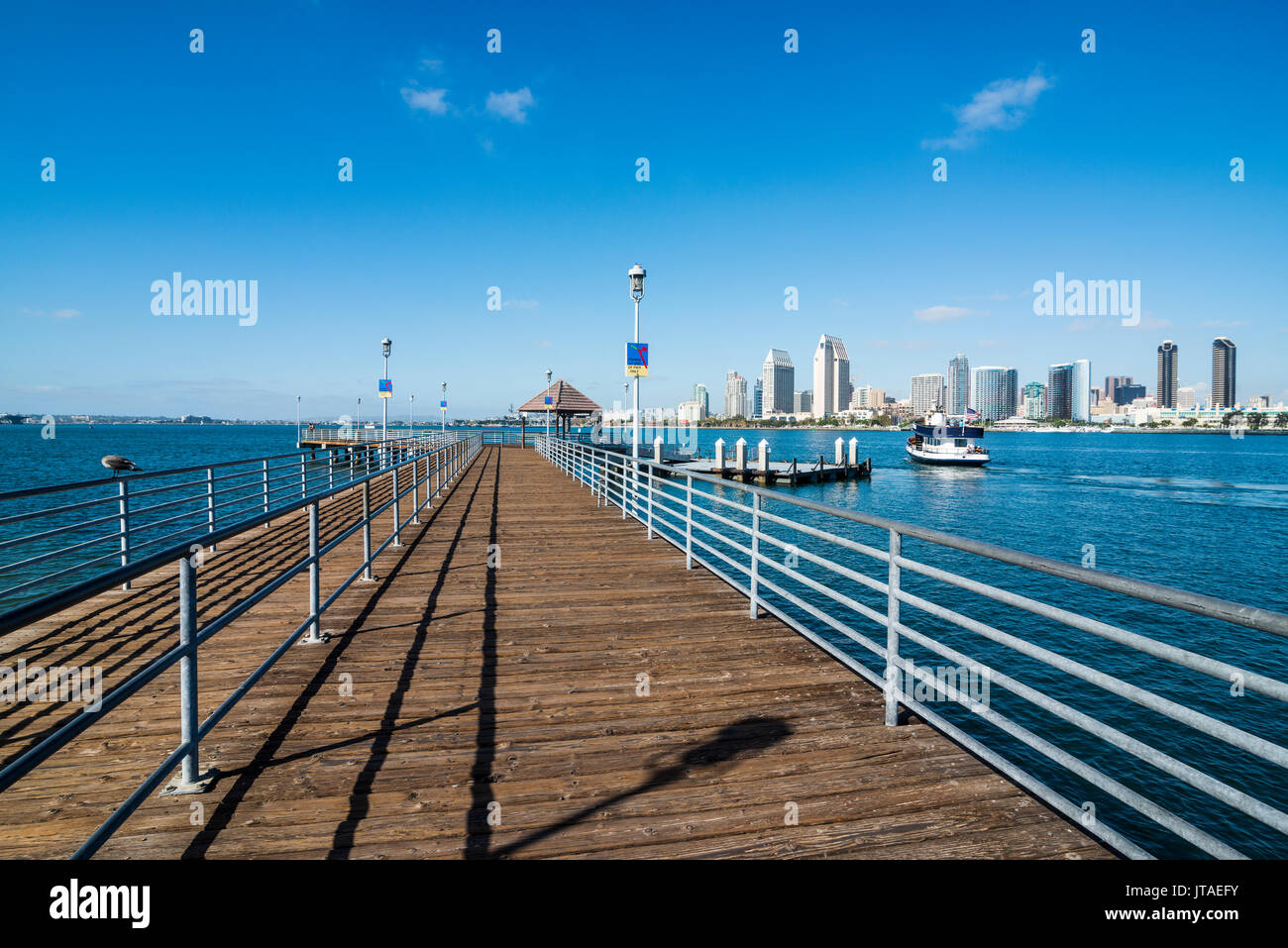 Imbarcadero di fronte lo skyline di San Diego, California, Stati Uniti d'America, America del Nord Foto Stock