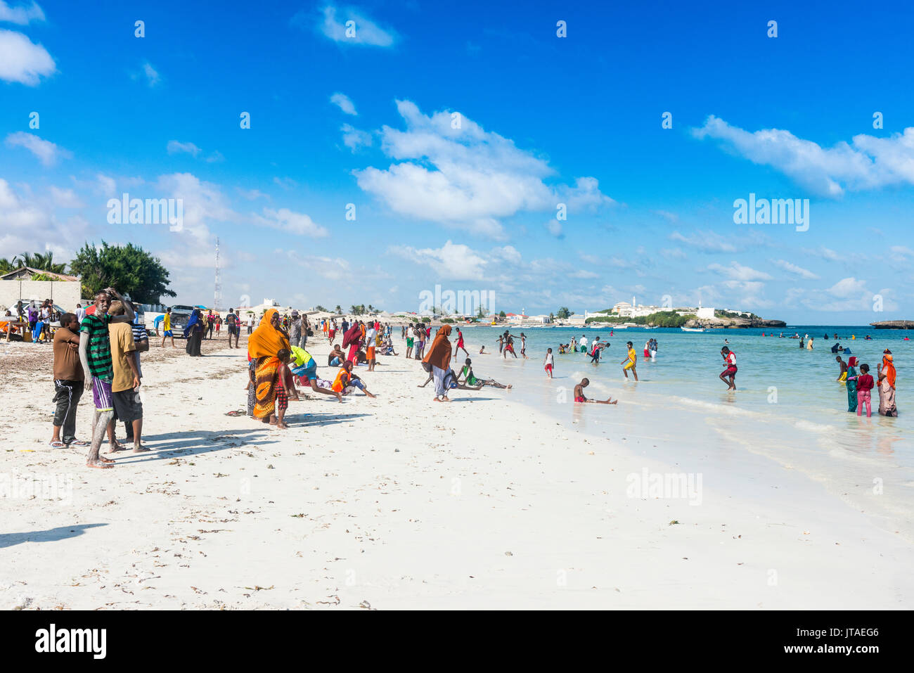 Spiaggia affollata riempito con la gente del posto, Jazeera beach, Somalia, Africa Foto Stock