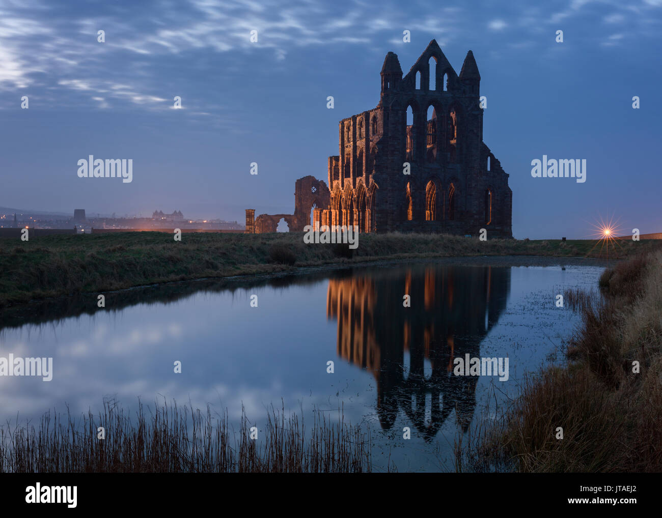Whitby Abbey arroccato sulle scogliere sopra Whitby e ispirazione per Dram Stoker's Dracula, North Yorkshire, Inghilterra Foto Stock