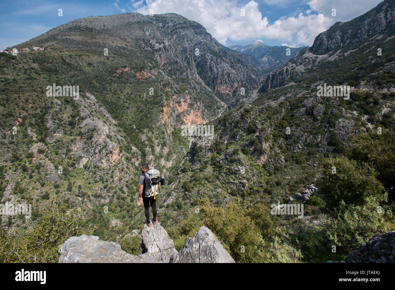 Un uomo escursioni nelle montagne Taigetos sulle mani penisola del Peloponneso, Grecia, Europa Foto Stock