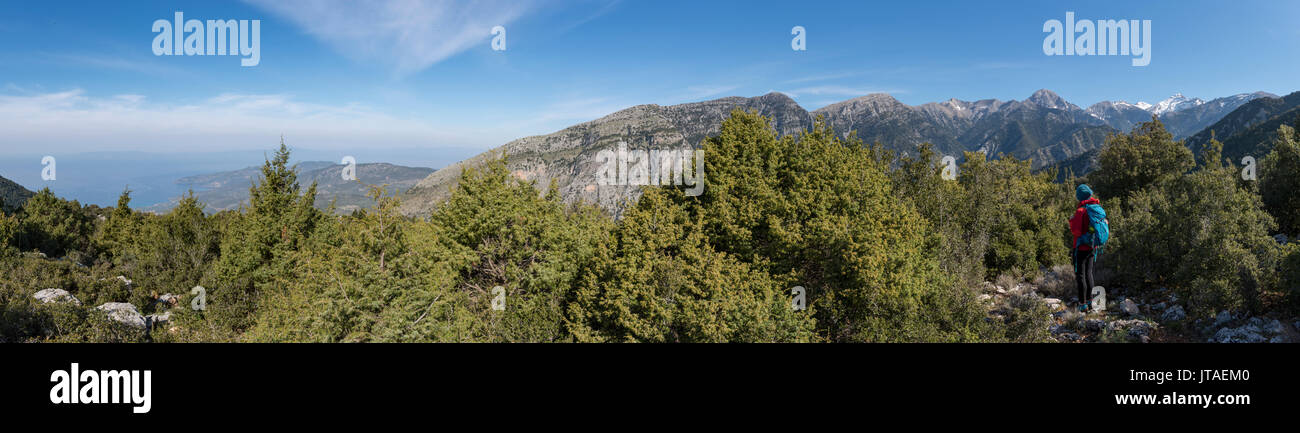 Una donna trekking in montagna Taigetos sulle mani nella penisola del Peloponneso, della Grecia, Europa Foto Stock