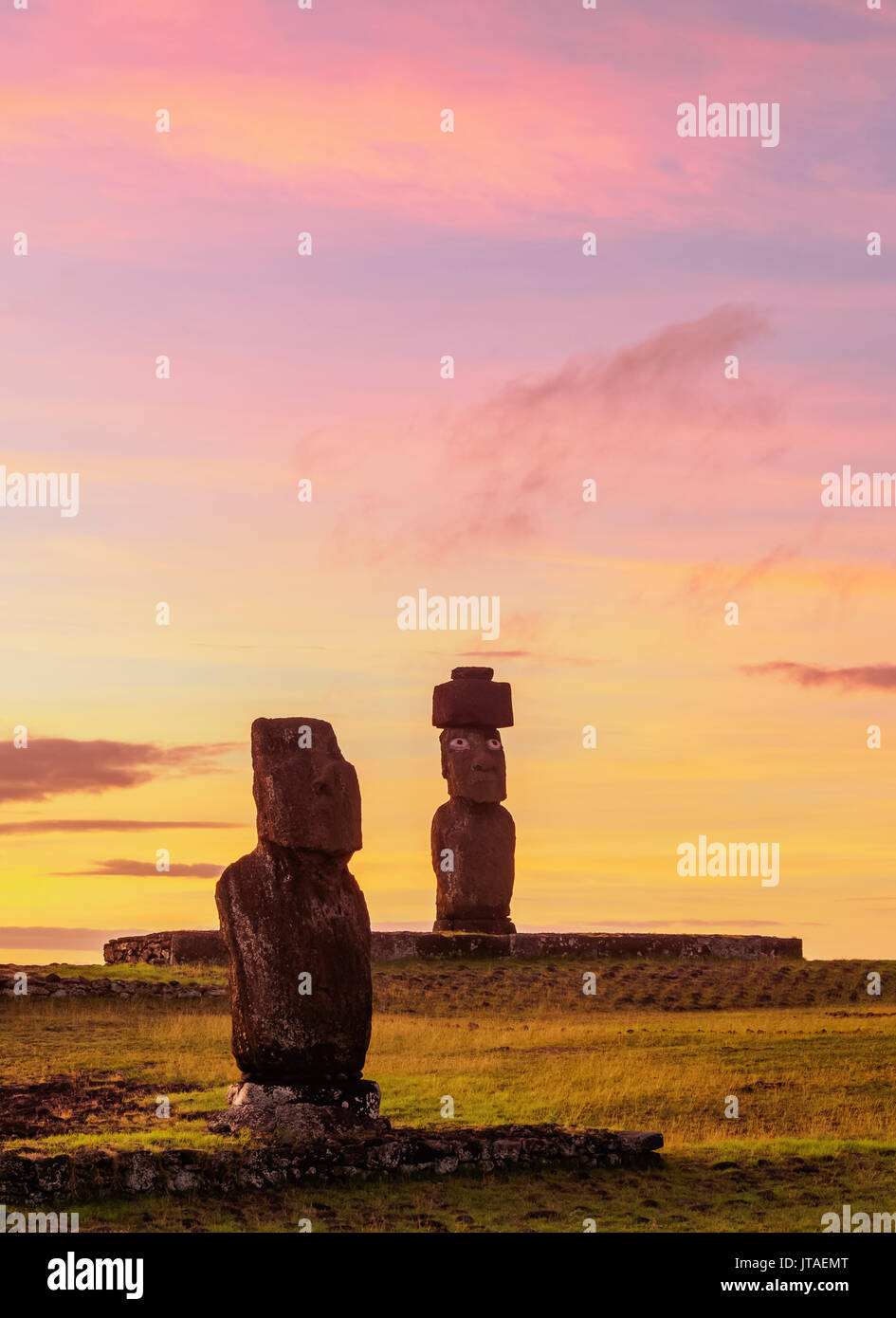 Moais in Tahai complesso archeologico al tramonto, Parco Nazionale di Rapa Nui, Sito Patrimonio Mondiale dell'UNESCO, l'isola di pasqua, Cile, Sud America Foto Stock