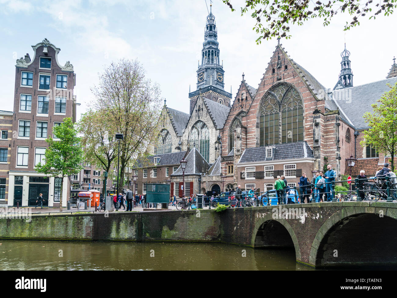 Oude Kerk, del XIII secolo e la chiesa più antica di Amsterdam, Paesi Bassi, Europa Foto Stock
