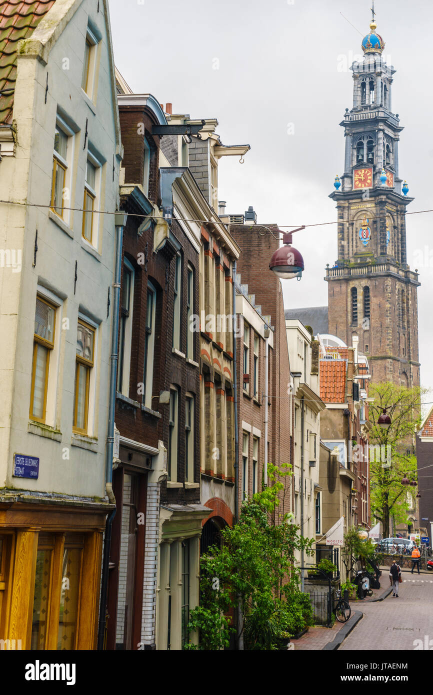 Quartiere Jordaan con la guglia di Westerkerk oltre, Amsterdam, Paesi Bassi, Europa Foto Stock