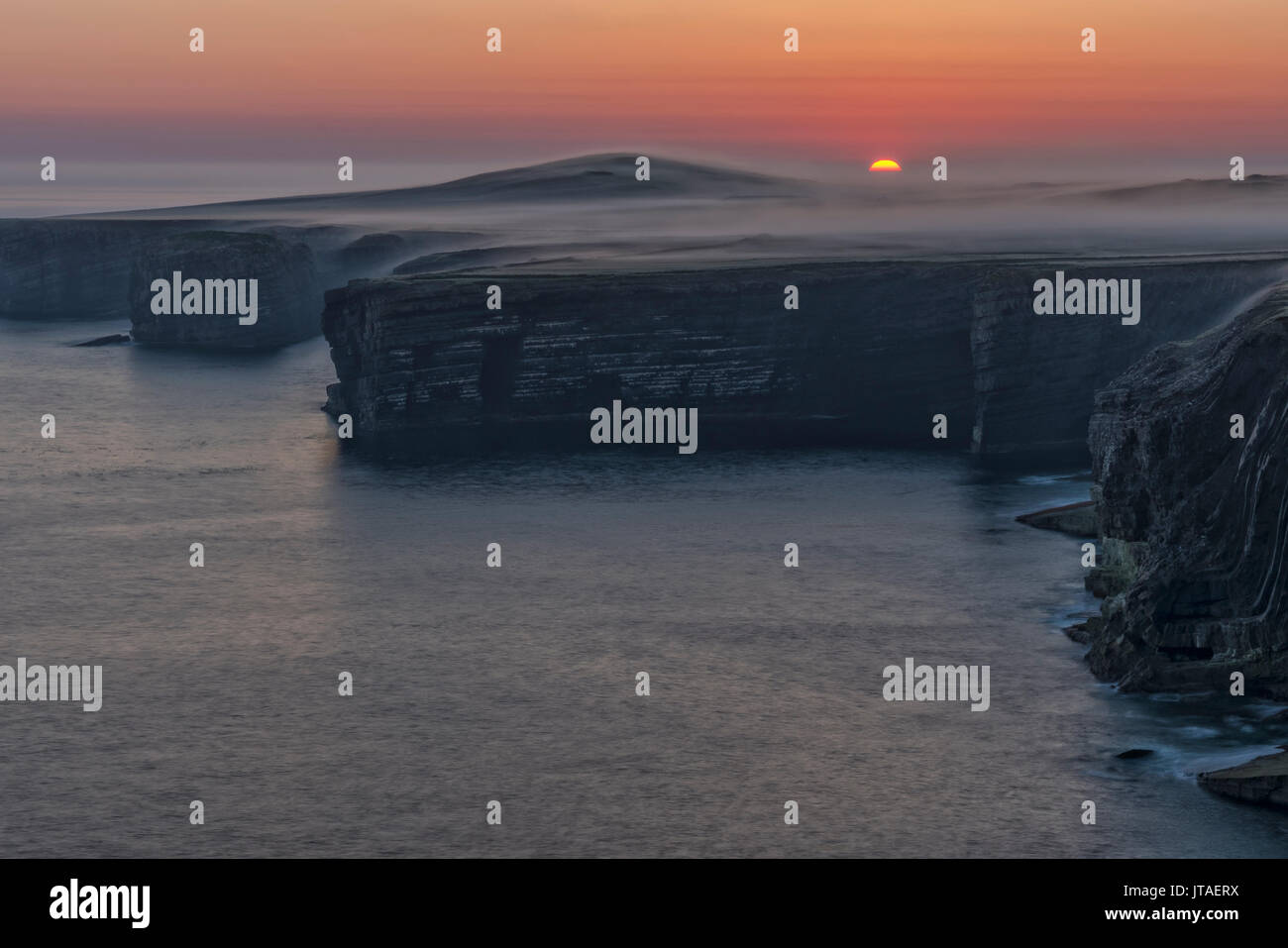 Sunrise e nebbia, testa di Loop, County Clare, Munster, Repubblica di Irlanda, Europa Foto Stock