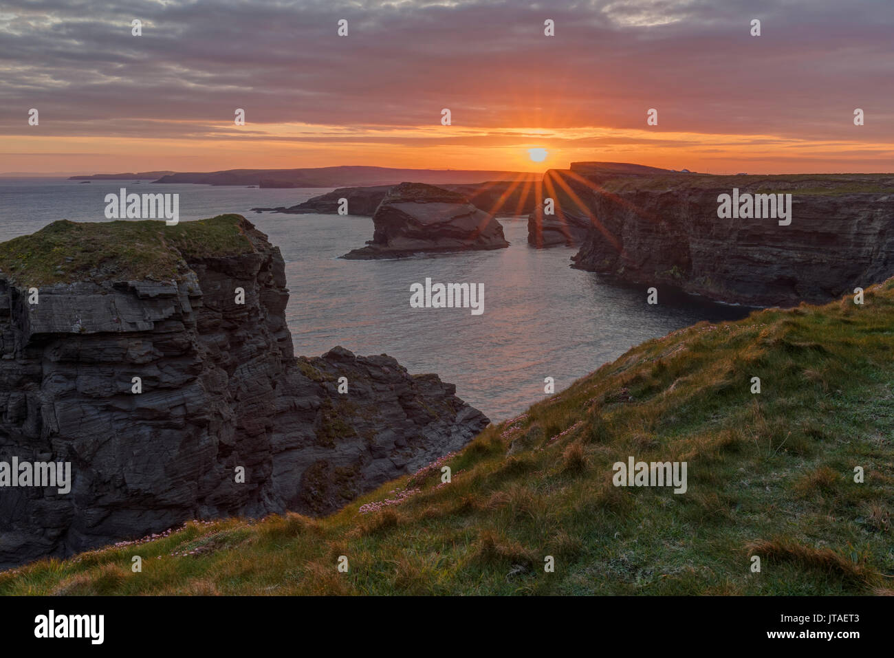 Sunrise, Kilkee scogliere, County Clare, Munster, Repubblica di Irlanda, Europa Foto Stock