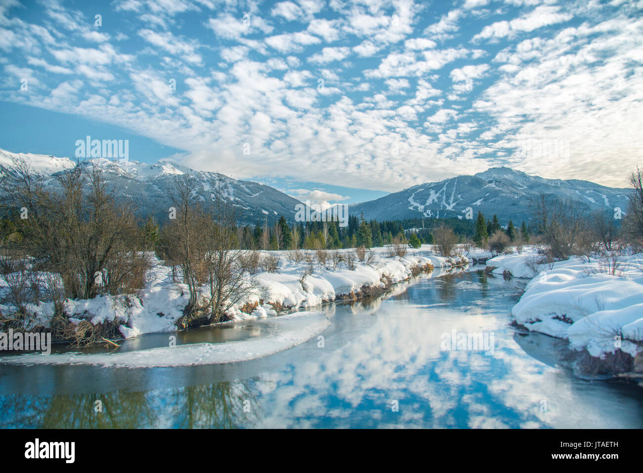 Nuvole bianche riflettono sul fiume di sogni d'oro in Whistler, British Columbia, Canada, America del Nord Foto Stock