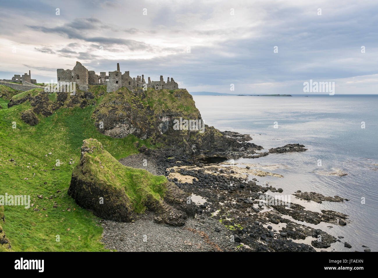 Dunluce Castle rovine, Bushmills, County Antrim, Ulster (Irlanda del Nord, Regno Unito, Europa Foto Stock