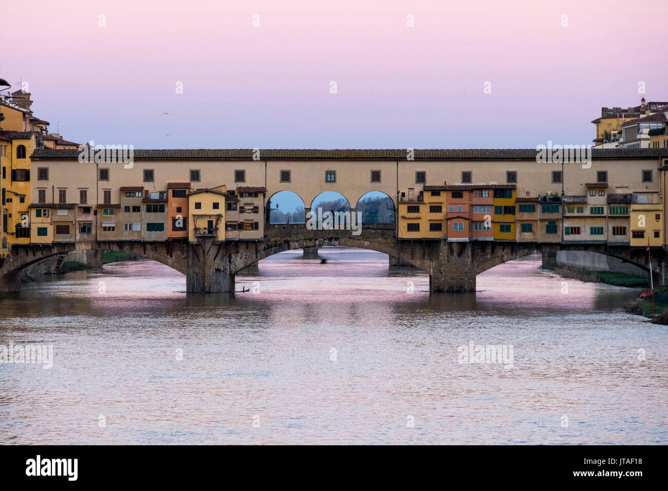 Ponte Vecchio di sunrise, Sito Patrimonio Mondiale dell'UNESCO, Firenze, Toscana, Italia, Europa Foto Stock