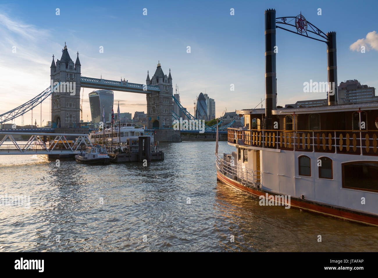 Il Tower Bridge, tradizionale battello fluviale e la City of London skyline da Butler's Wharf, London, England, Regno Unito, Europa Foto Stock