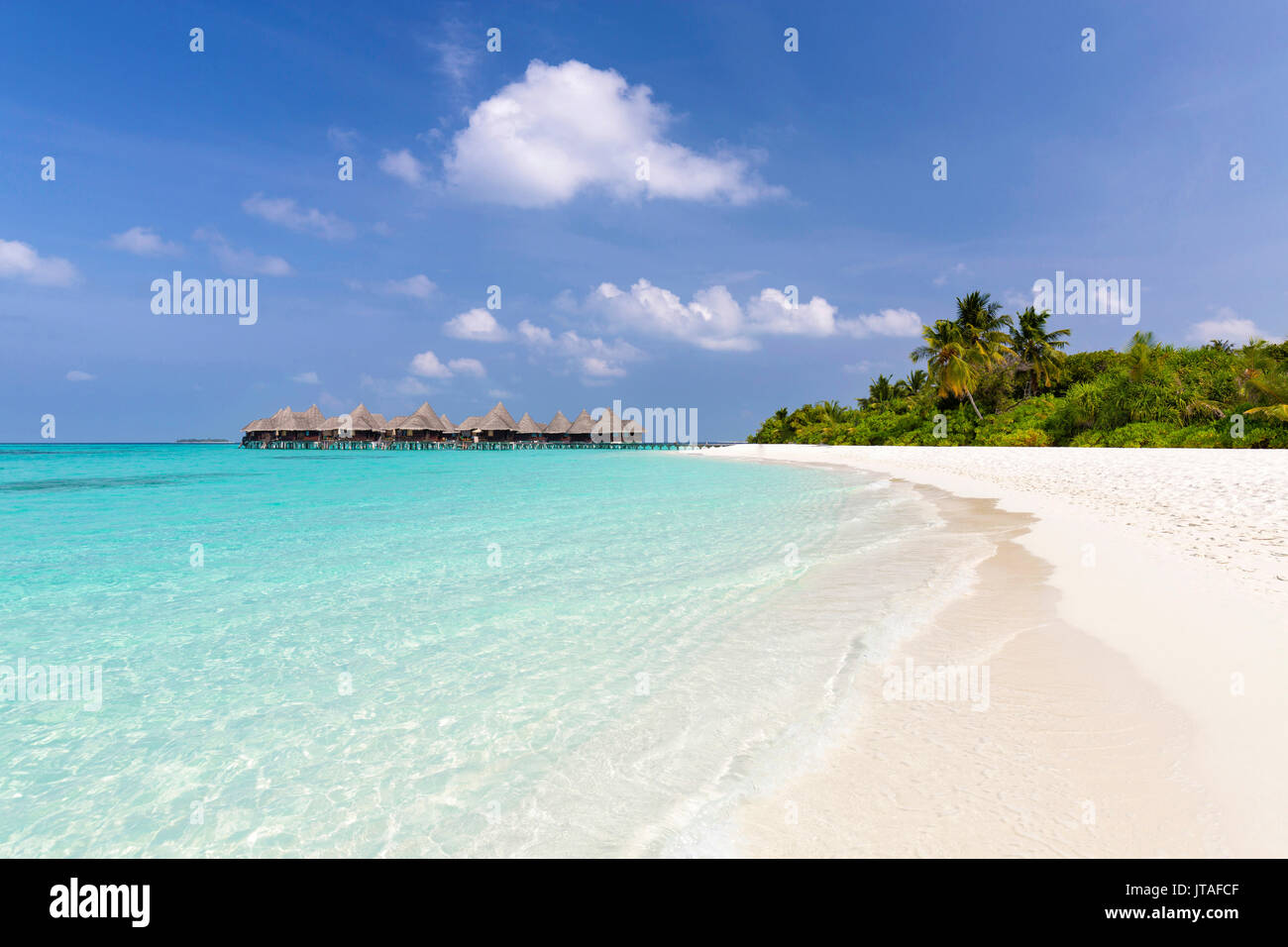 Spiaggia di sabbia bianca, un mare limpido e over-ville sull'acqua, Coco Palm resort, Dhuni Kolhu, Baa Atoll, Repubblica delle Maldive, Oceano Indiano, Asia Foto Stock