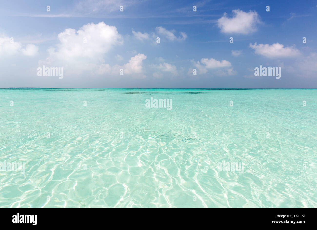 Mare cristallino e cielo blu, Coco Palm resort, Dhuni Kolhu, Baa Atoll, Repubblica delle Maldive, Oceano Indiano, Asia Foto Stock