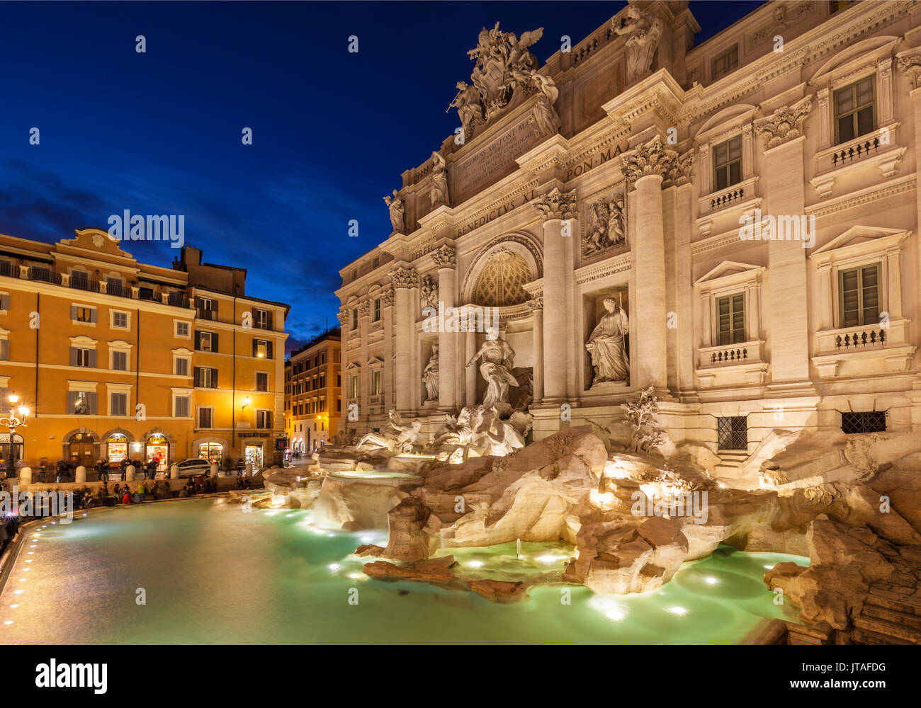 La fontana di Trevi sostenuto dal Palazzo Poli di notte, Roma, Lazio, l'Italia, Europa Foto Stock