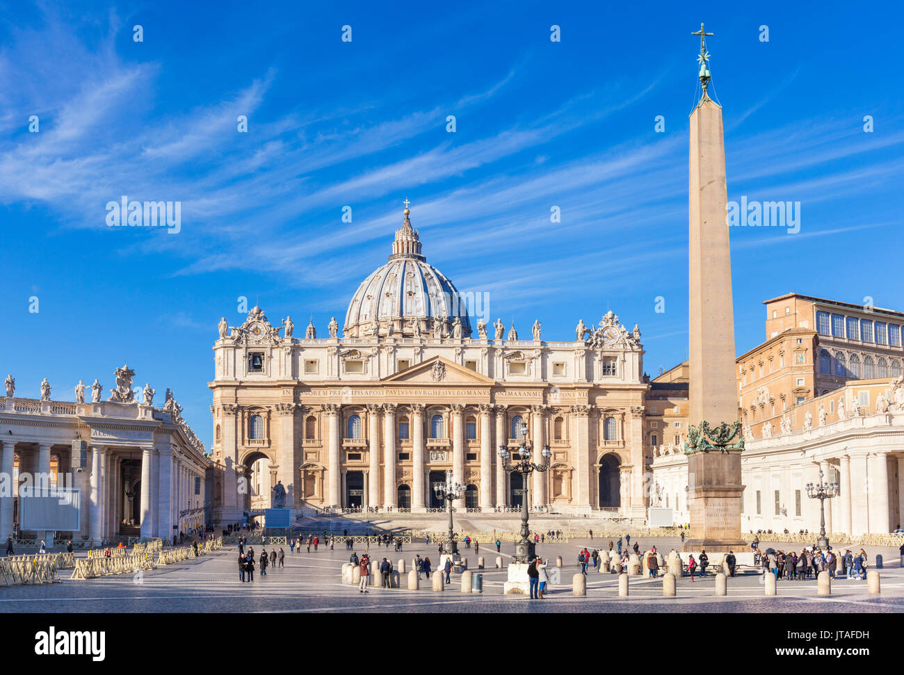 Piazza San Pietro e la Basilica di San Pietro e la Città del Vaticano, Sito Patrimonio Mondiale dell'UNESCO, Roma, Lazio, l'Italia, Europa Foto Stock