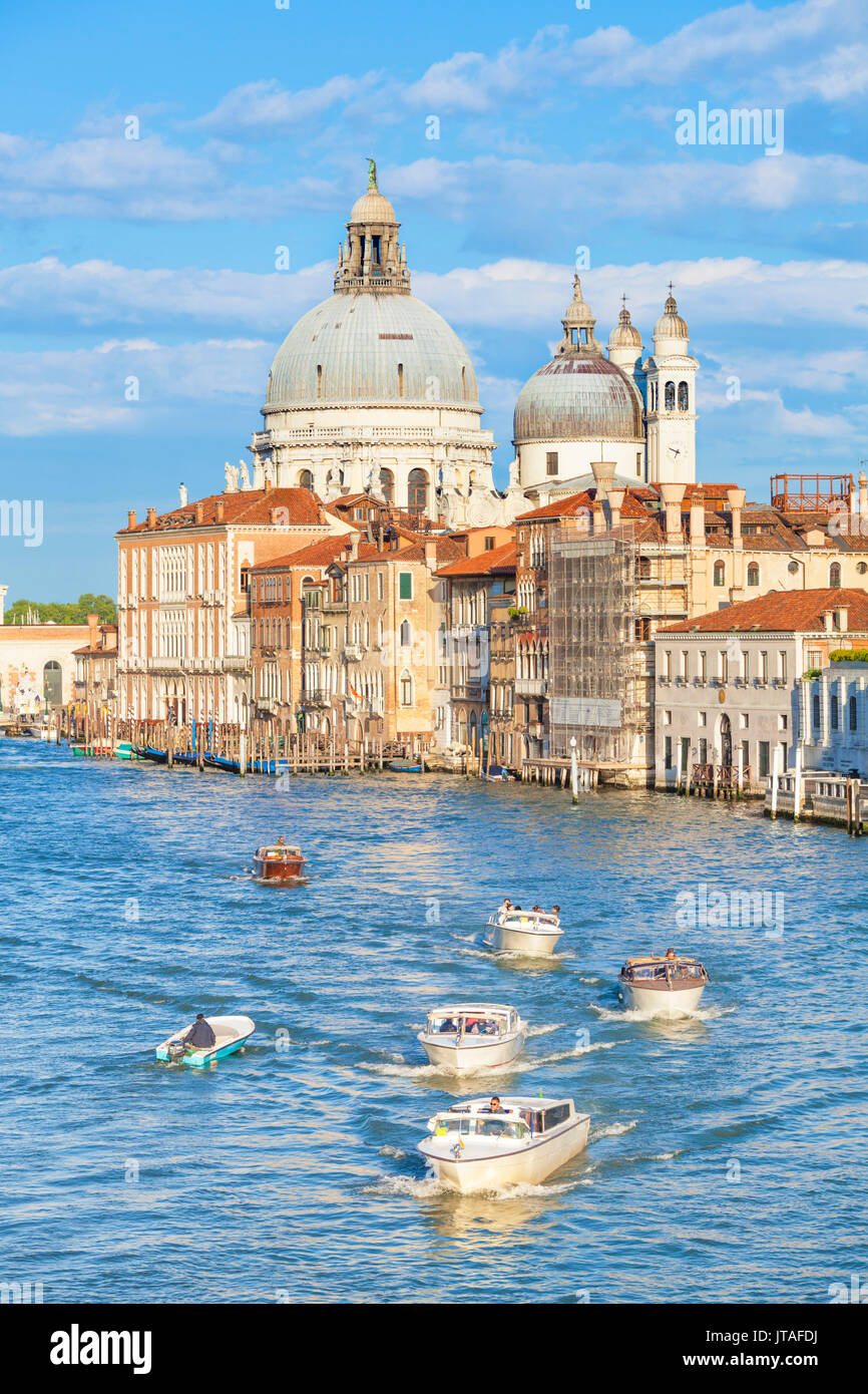Vaporetti (taxi d'acqua) passando la grande chiesa di Santa Maria della Salute, sul Canal Grande, Venezia, UNESCO, Veneto, Italia Foto Stock