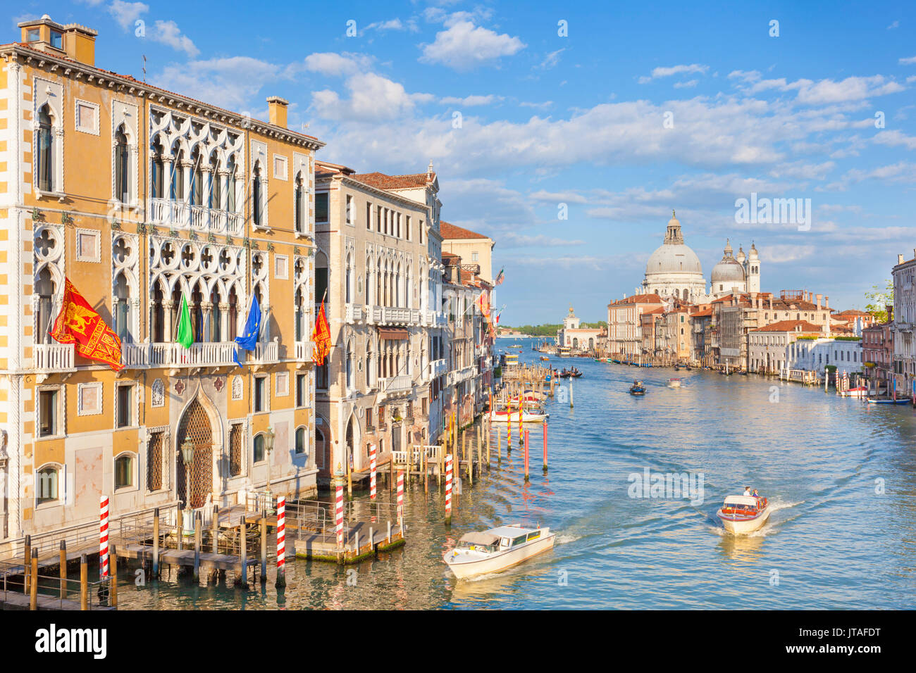 Vaporetti (i taxi d'acqua) passante Palazzo Cavalli-Franchetti, sul Canal Grande di Venezia, Sito Patrimonio Mondiale dell'UNESCO, Veneto, Italia, Europa Foto Stock