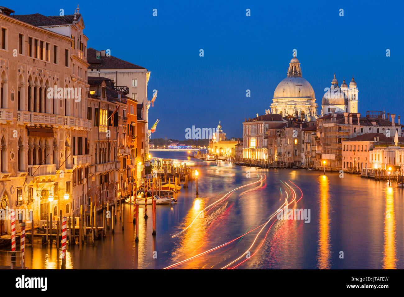 Canal Grande, e la chiesa di Santa Maria della Salute, di notte, con sentieri per barche, Venezia, UNESCO, Veneto, Italia, Europa Foto Stock