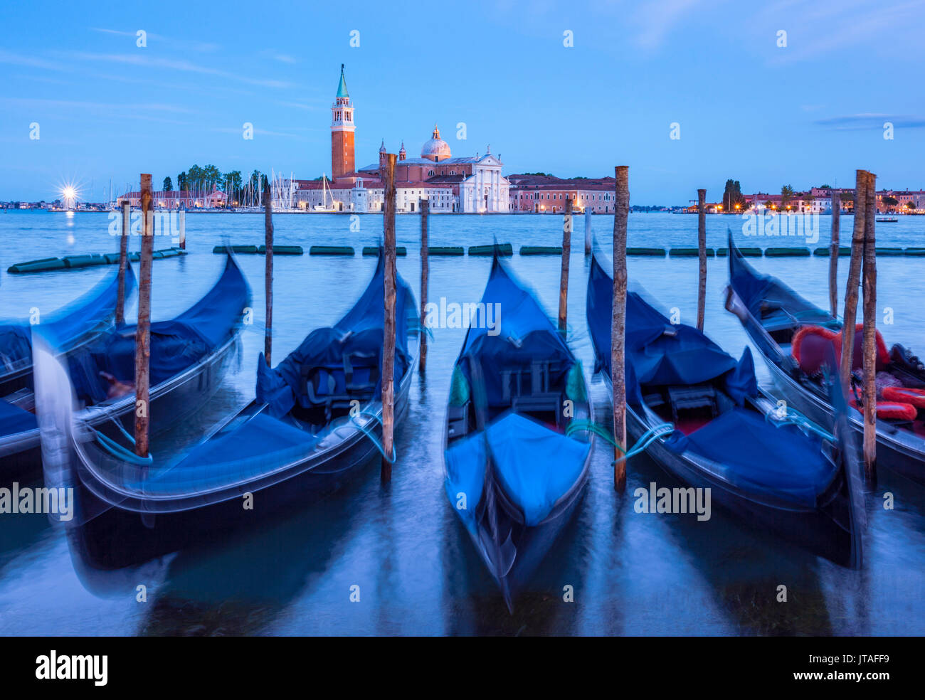 Gondole ormeggiate di notte nel Bacino di San Marco (S. Bacino di Marco), lungomare, Venezia, UNESCO, Veneto, Italia, Europa Foto Stock