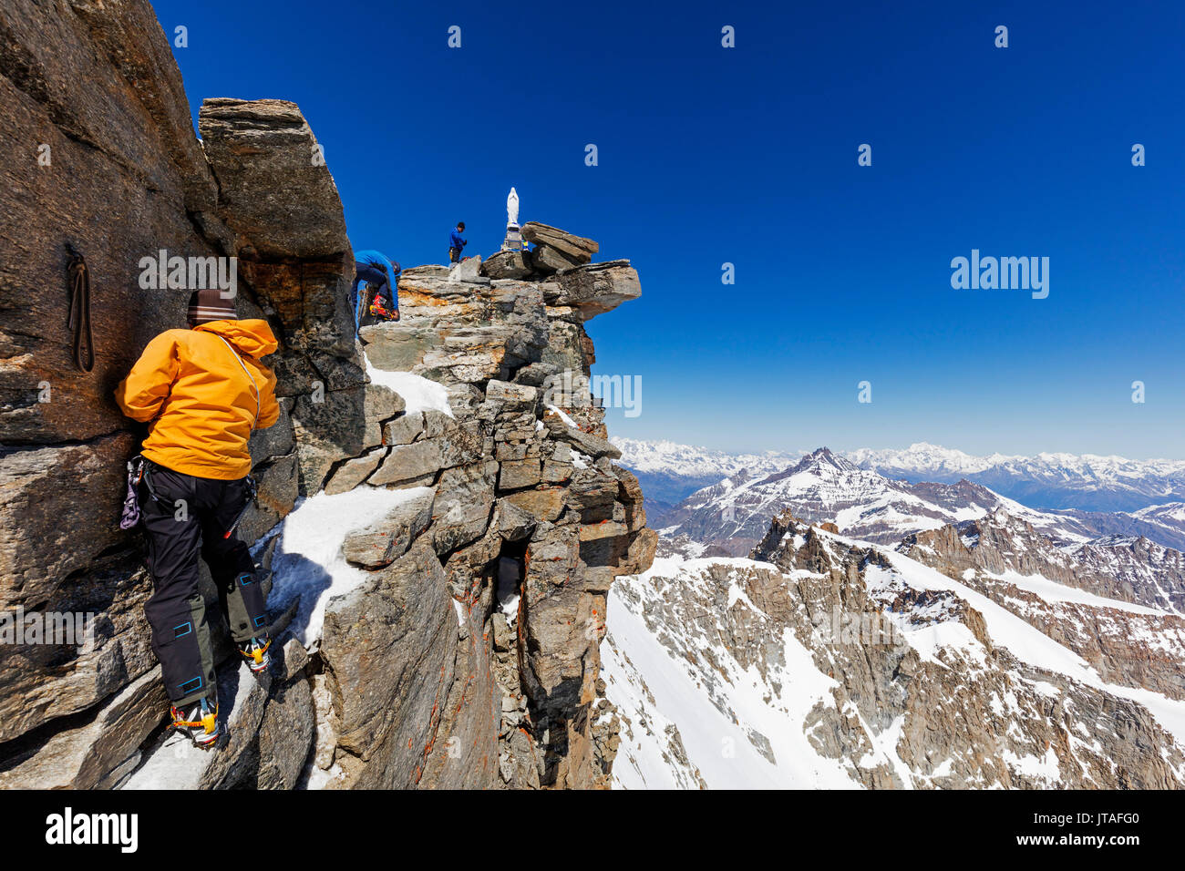 Gli alpinisti sul vertice di Madonna 4059m, Gran Paradiso, Valle d'Aosta, Alpi Italiane, Italia, Europa Foto Stock