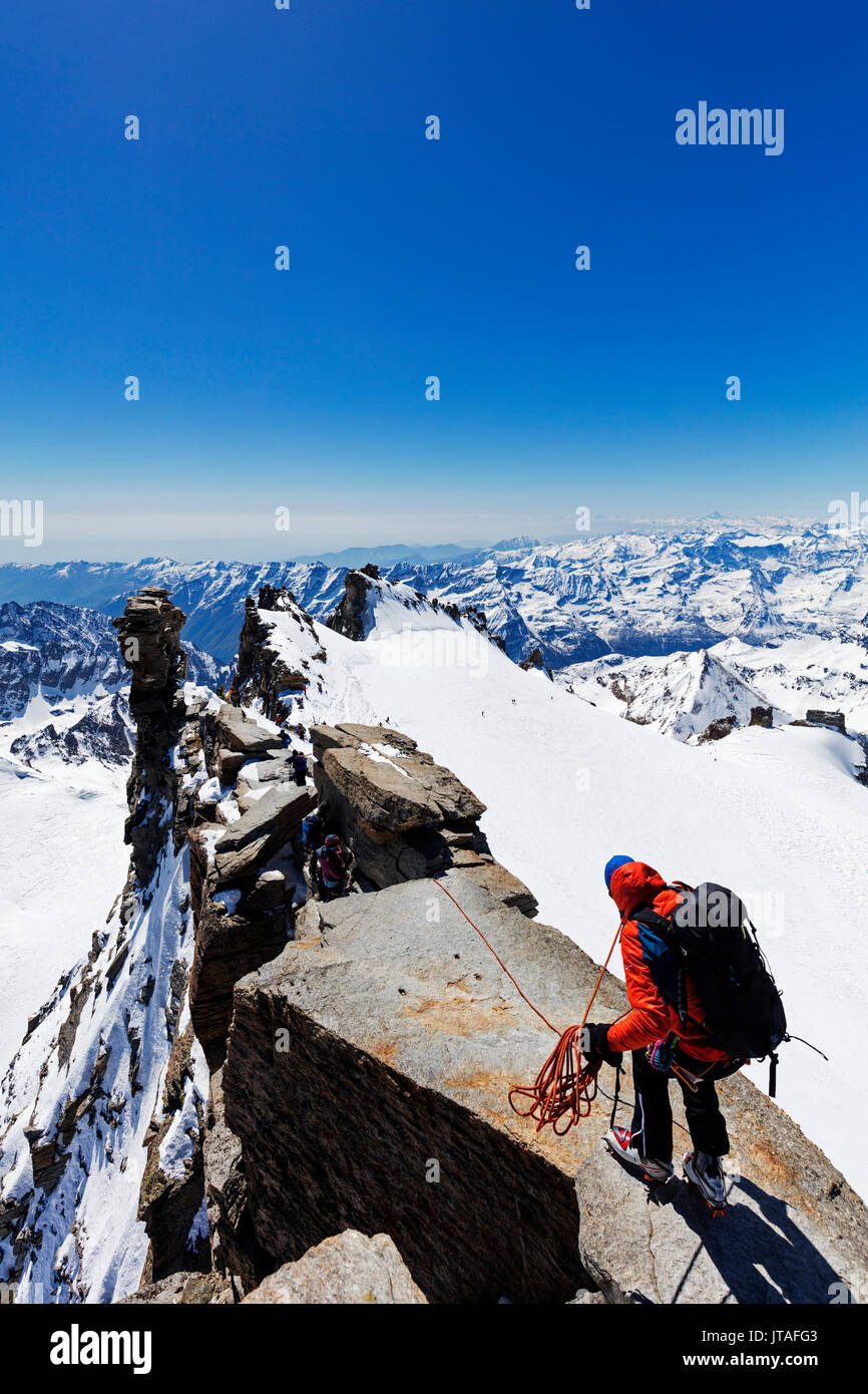 Gli alpinisti sul vertice di Madonna 4059m, Gran Paradiso, Valle d'Aosta, Alpi Italiane, Italia, Europa Foto Stock