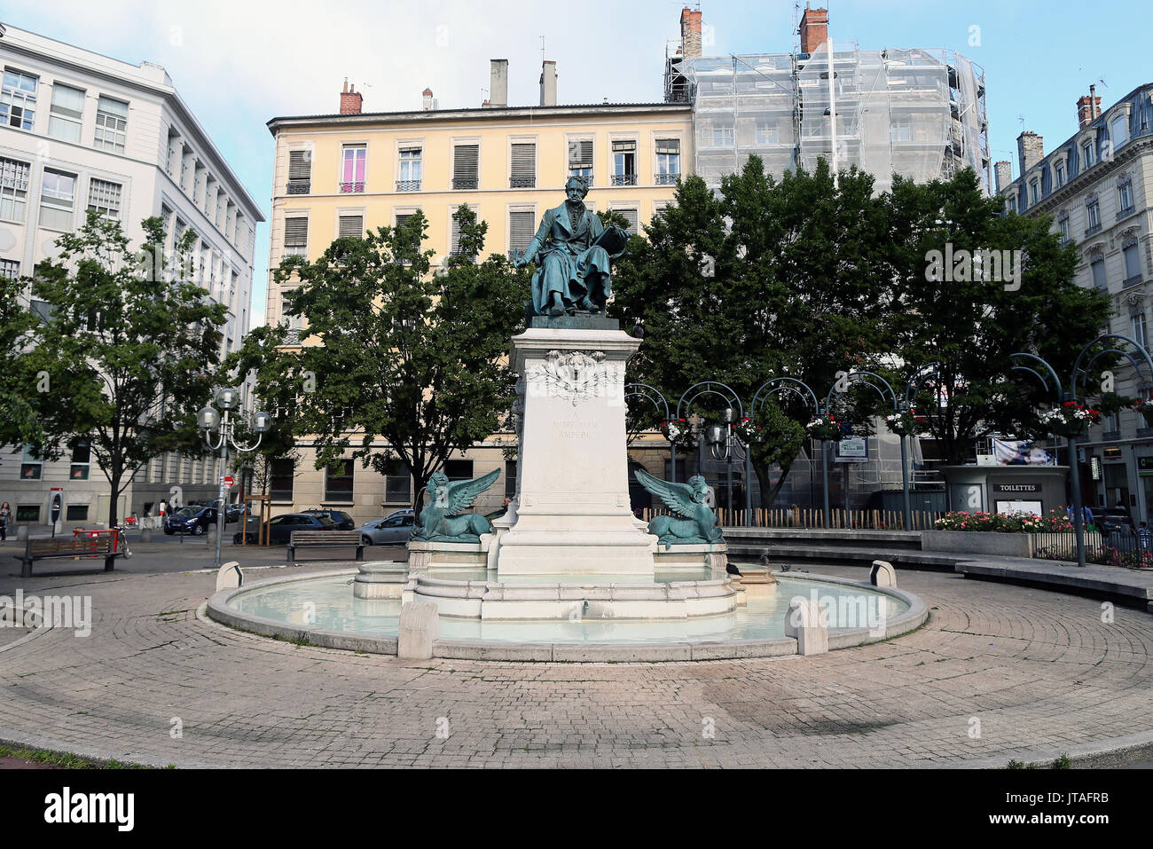 Una statua realizzata da Carlo Textor raffigurante Andre-Marie Ampere eretto nel centro della piazza, Lione, la Valle del Rodano, Francia, Europa Foto Stock