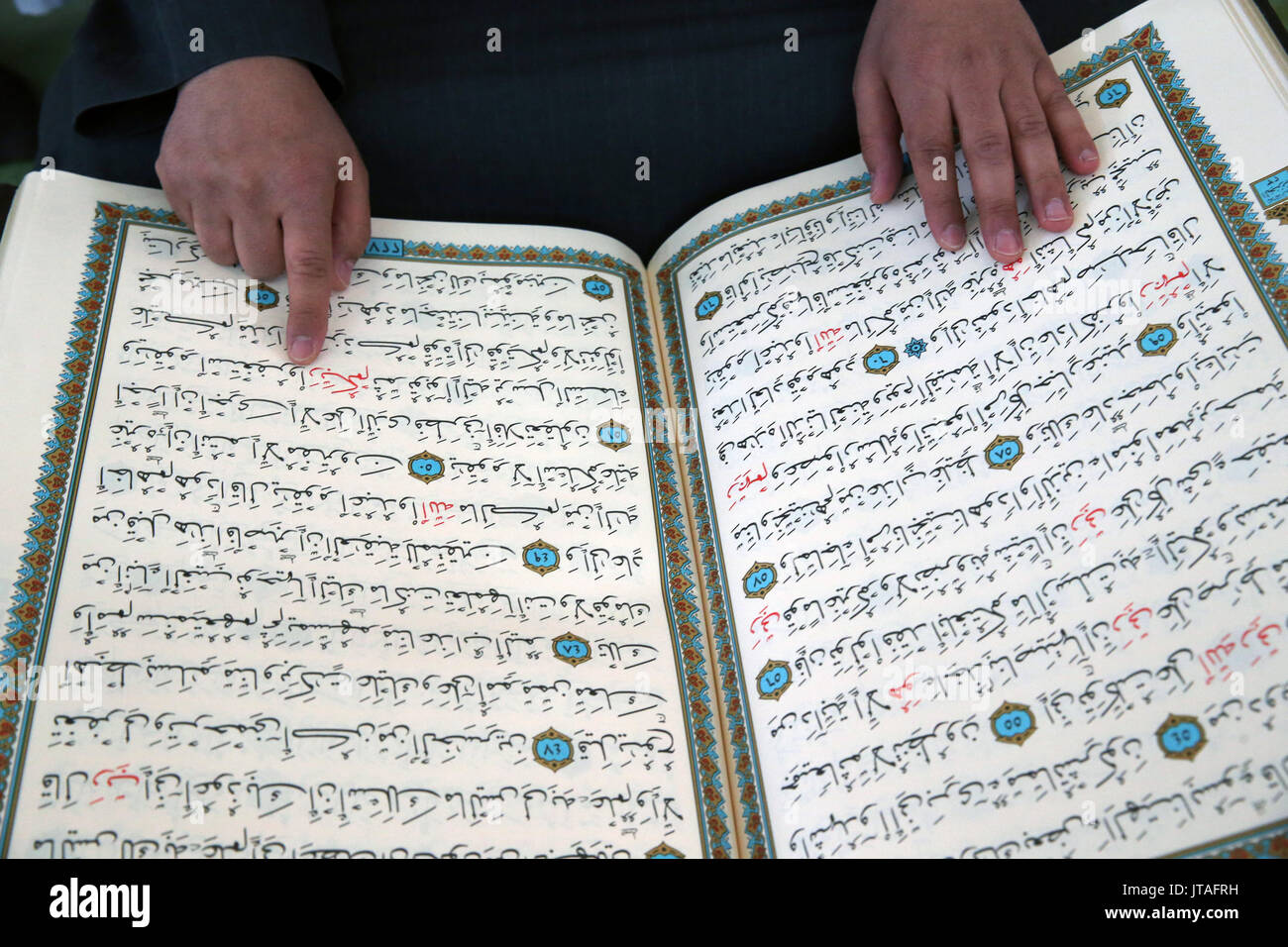 L Imam leggere il Corano in una moschea, Seine-e-Marne, Francia, Europa Foto Stock