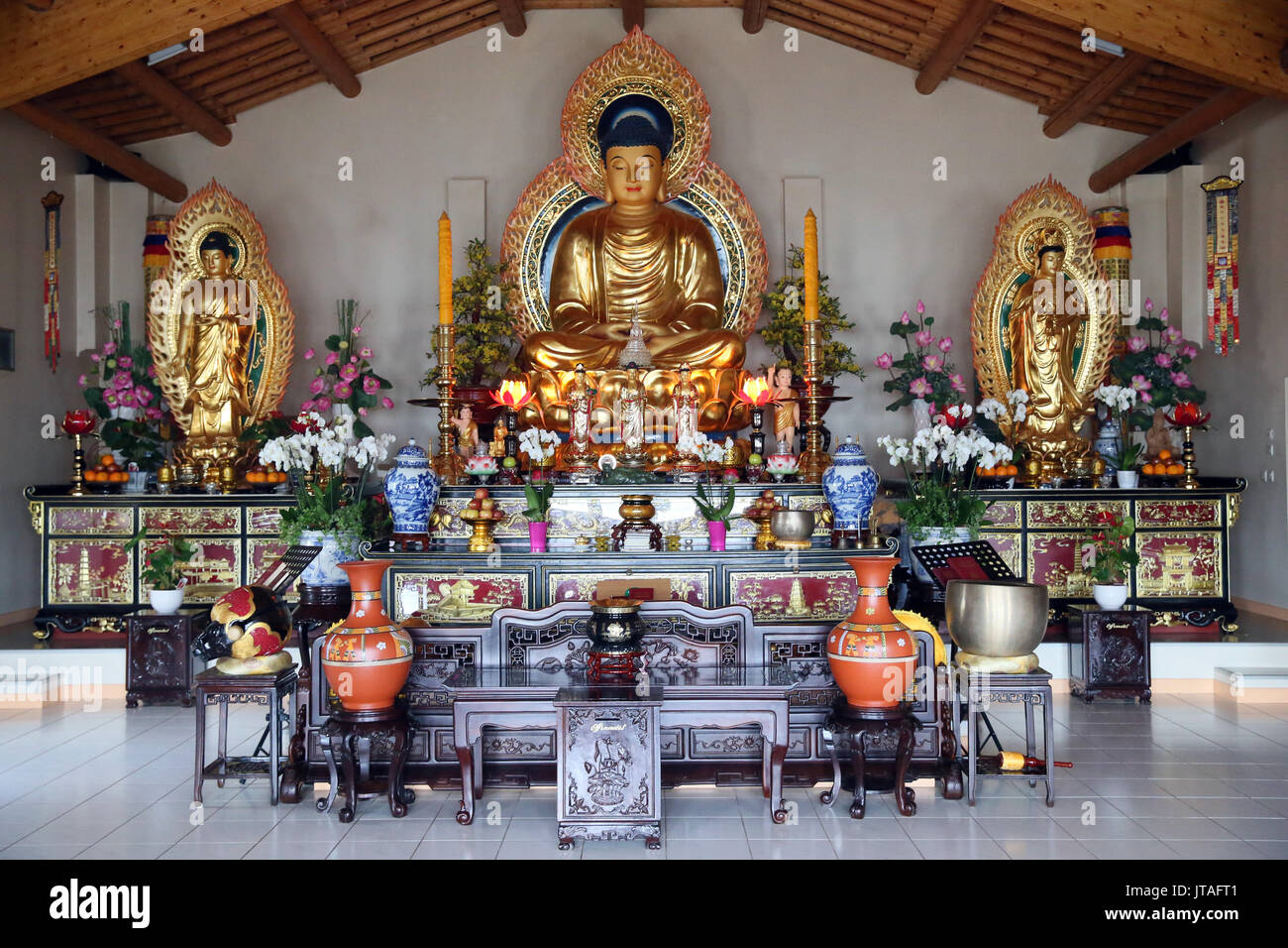 Altare maggiore nel tempio buddista, Thien Minh Pagoda, Sainte-Foy-les-Lione, area del Rodano, Francia, Europa Foto Stock