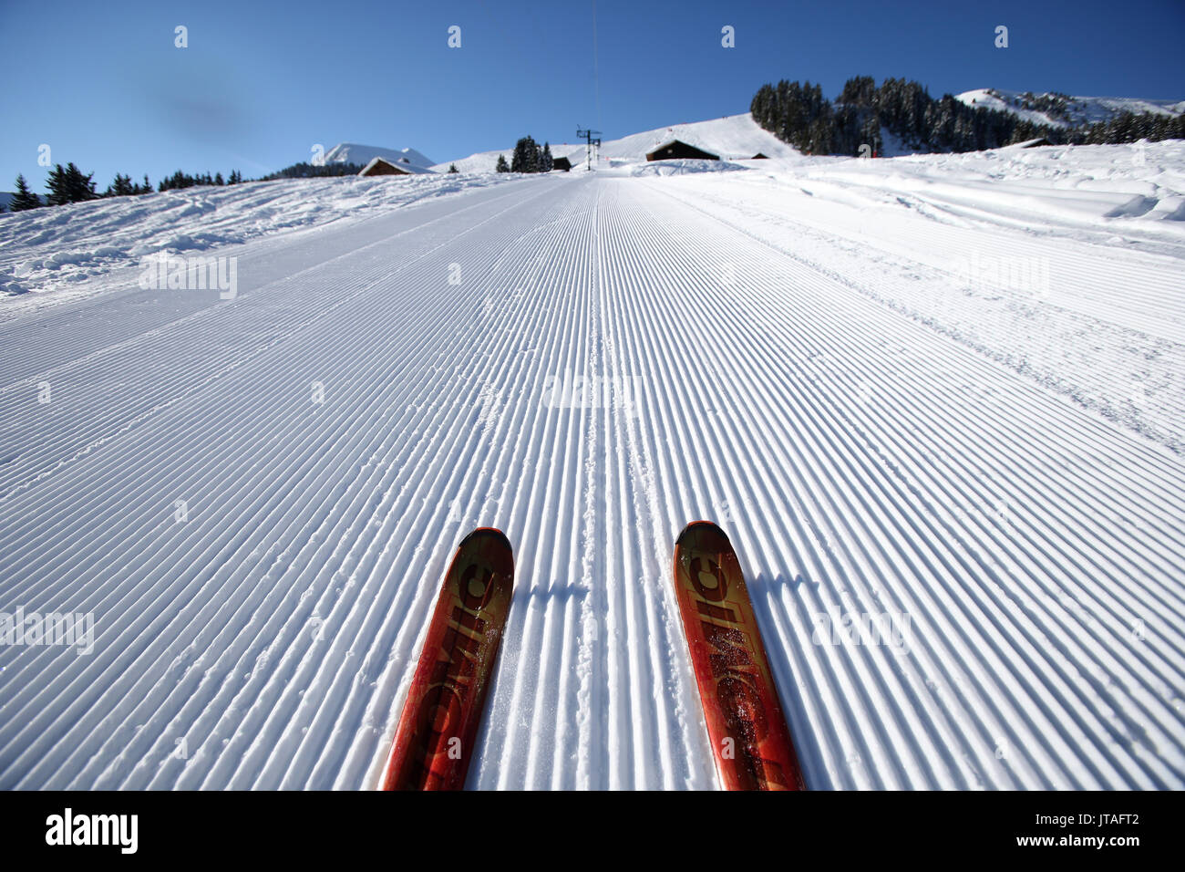 Red coppia di sci nella neve, curate piste da sci nelle Alpi francesi, Alta Savoia, Francia, Europa Foto Stock