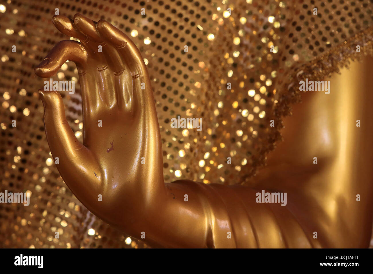 Close-up di una mano di golden statua del Buddha, Wat Simuong (Wat Si Muang, Vientiane, Laos, Indocina, Asia sud-orientale, Asia Foto Stock