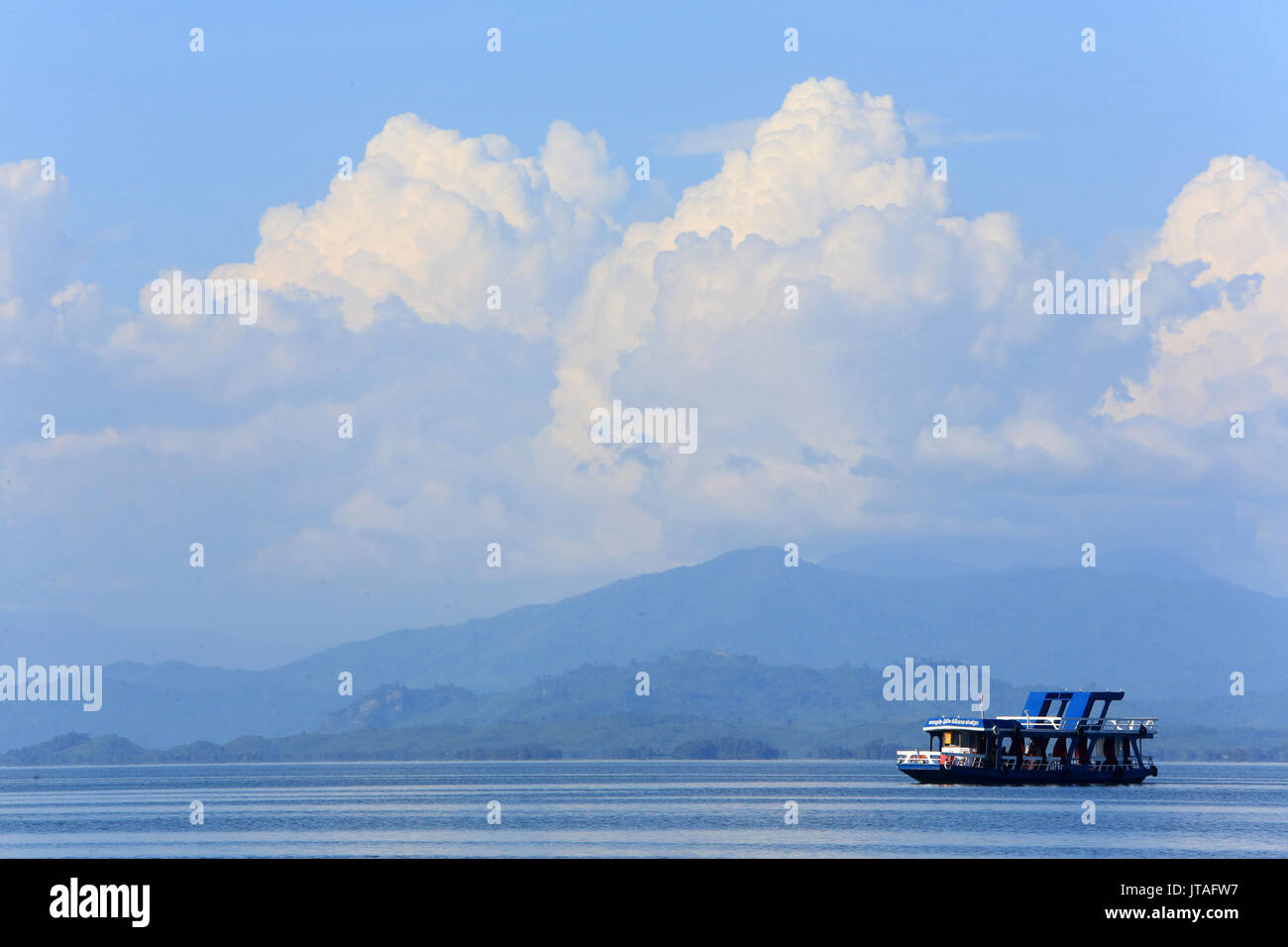 Visite turistiche in una casa galleggiante, Nam Ngum lake, Provincia di Vientiane, Laos, Indocina, Asia sud-orientale, Asia Foto Stock