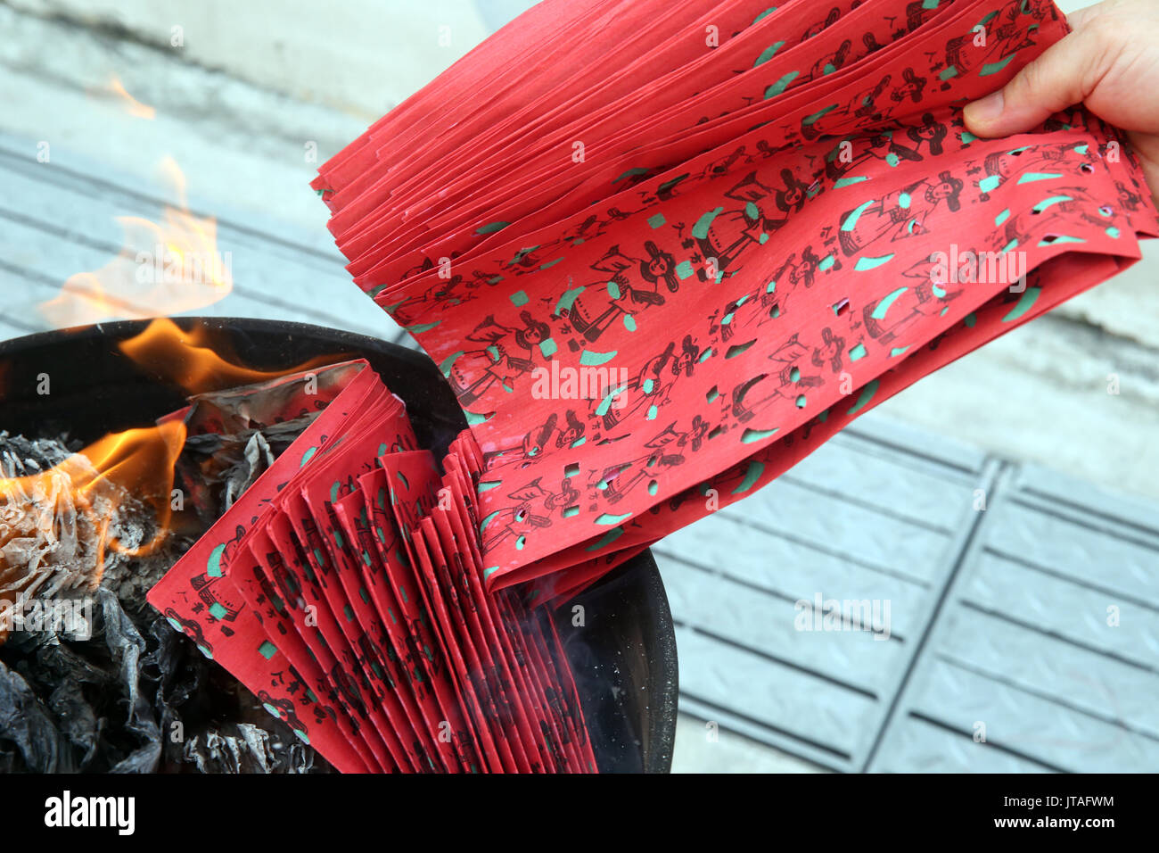 Il culto degli antenati, bruciando l'inferno di banconote e di altre forme di joss carta, Fame Festival fantasma (Ullambana), Singapore, Sud-est asiatico, in Asia Foto Stock