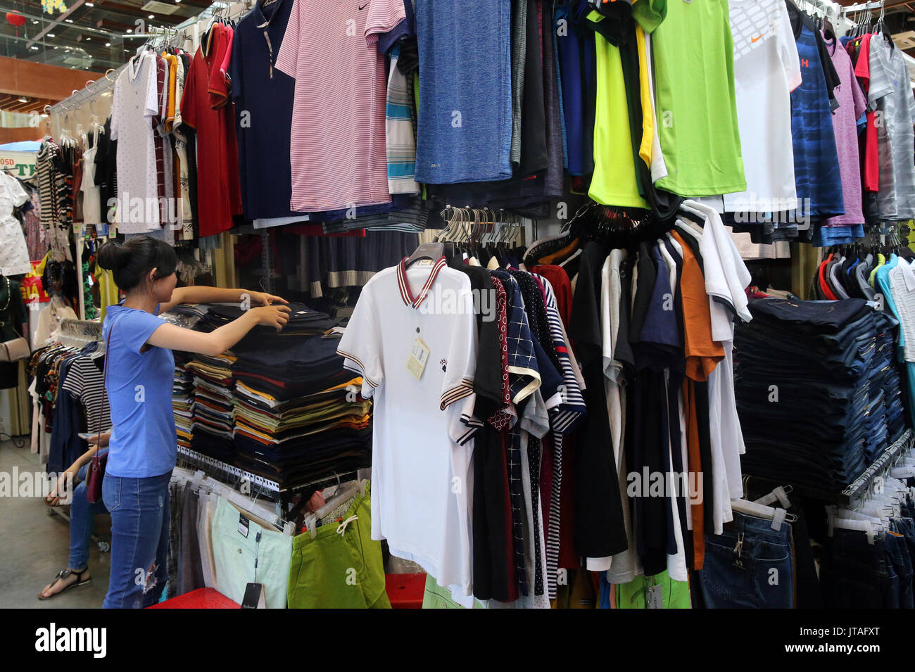 Appendiabiti con vestiti, mercato di abbigliamento, Ho Chi Minh City, Vietnam, Indocina, Asia sud-orientale, Asia Foto Stock