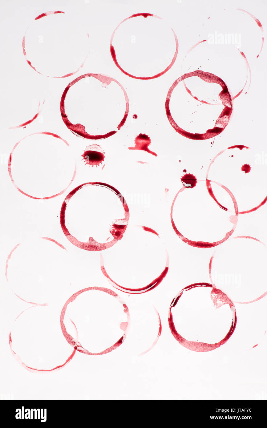 Cumulo di vino rosso le macchie e scende isolato su bianco Foto Stock