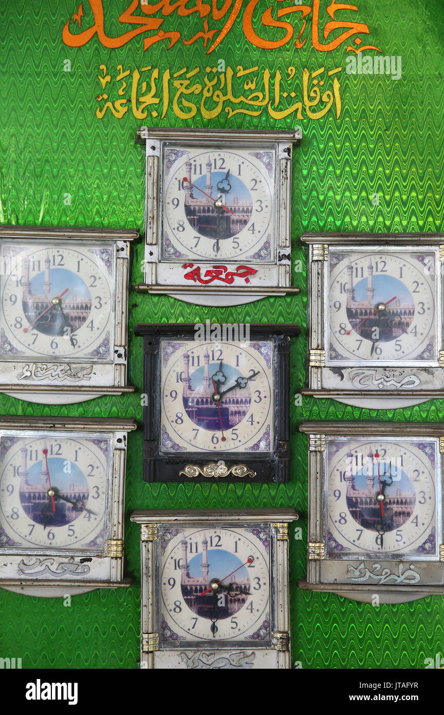Orologi che mostra il tempo per tutte le preghiere per i musulmani, Ho Chi Minh City, Vietnam, Indocina, Asia sud-orientale, Asia Foto Stock