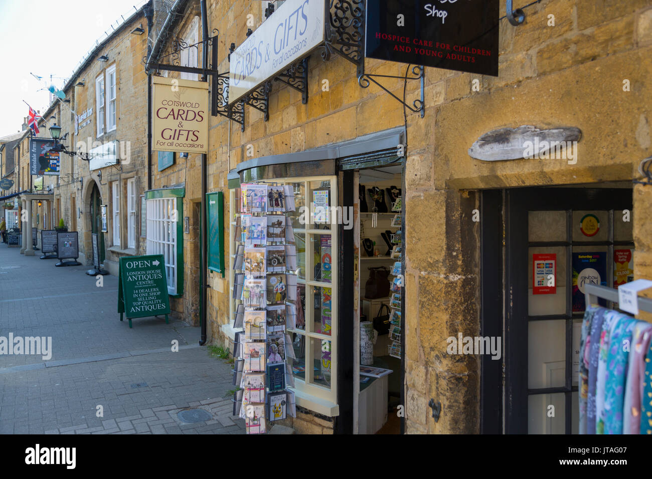 High Street e di antichi negozi di souvenir, Moreton in Marsh, Cotswolds, Gloucestershire, England, Regno Unito, Europa Foto Stock