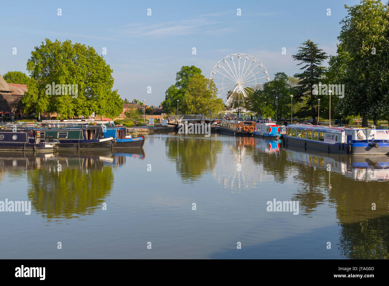 Il fiume Avon lunghe barche e ruota panoramica Ferris, Stratford upon Avon, Warwickshire, Inghilterra, Regno Unito, Europa Foto Stock