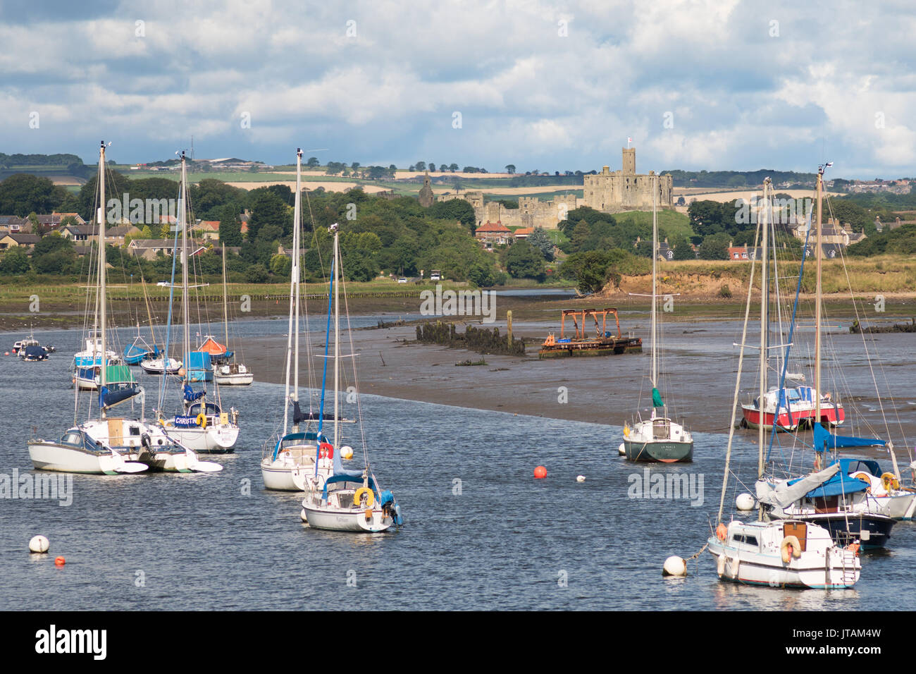 Il castello di Warkworth visto lungo il fiume Coquet da camminare, Northumberland, England, Regno Unito Foto Stock