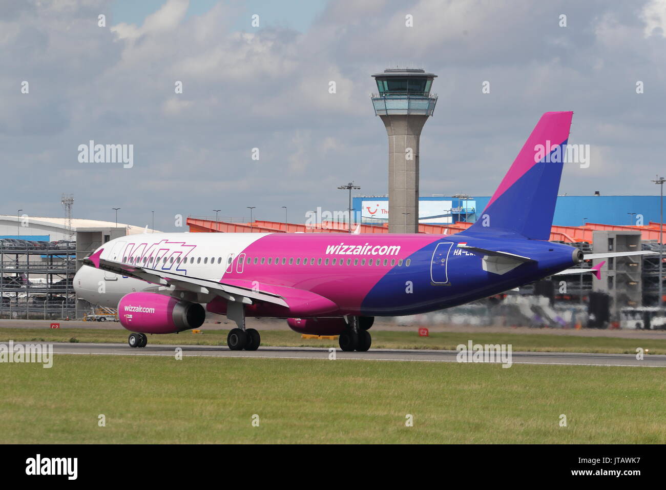 Wizz Air Airbus A320 HA-LWL decollo dall'Aeroporto London Luton, Regno Unito Foto Stock