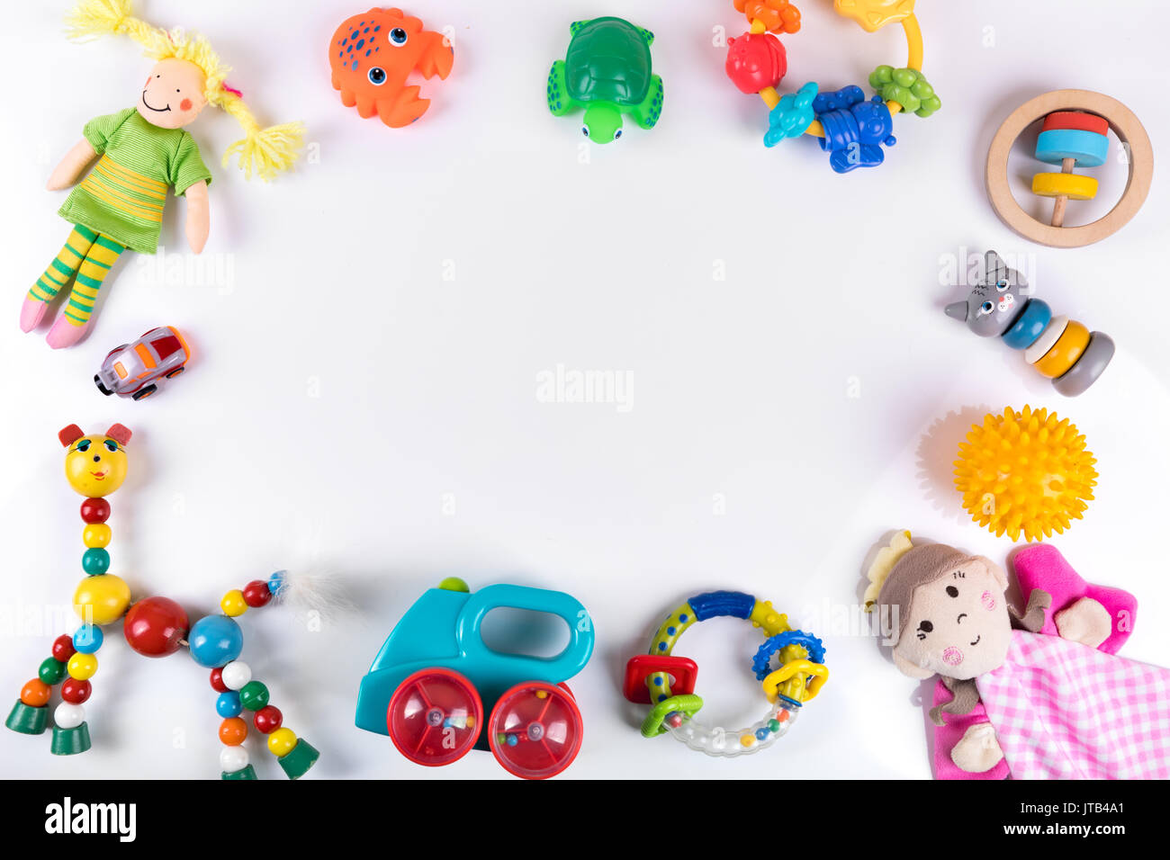 Giocattoli per neonati su bianco con copia spazio. vista superiore Foto Stock
