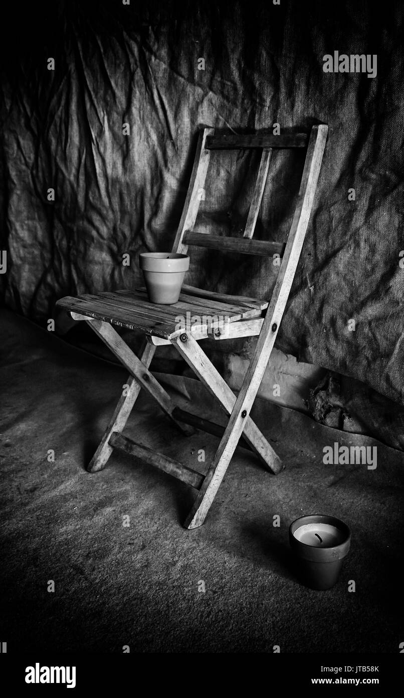 Il vecchio villaggio di legno Sedie, dettaglio di vecchi mobili in una vecchia cantina Foto Stock