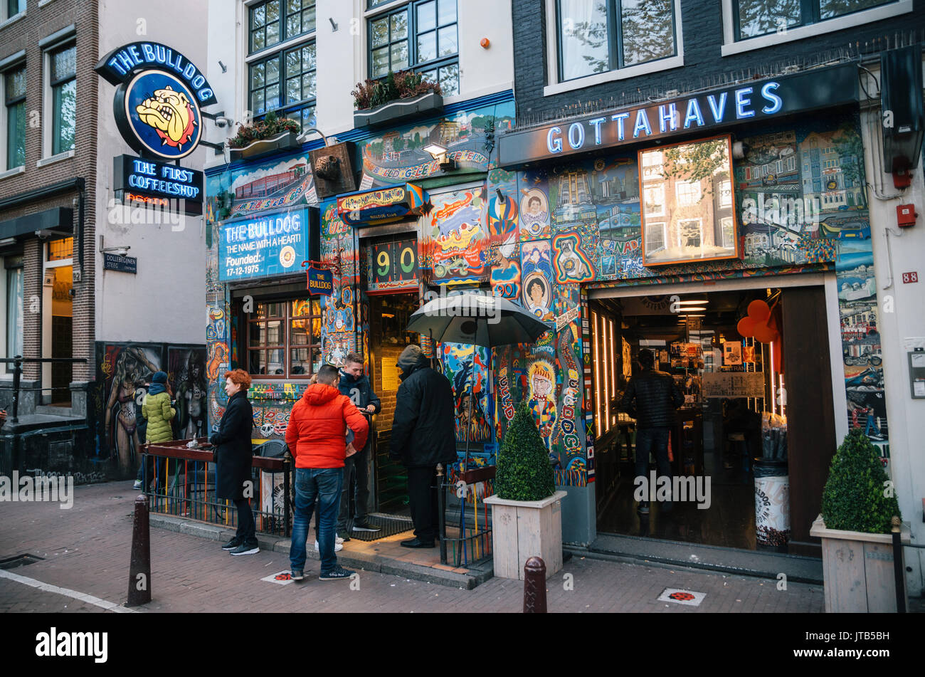 Amsterdam, Paesi Bassi - 25 April, 2017: buttafuori del Bulldog coffeeshop controlla i documenti dei clienti, Amsterdam, Paesi Bassi Foto Stock