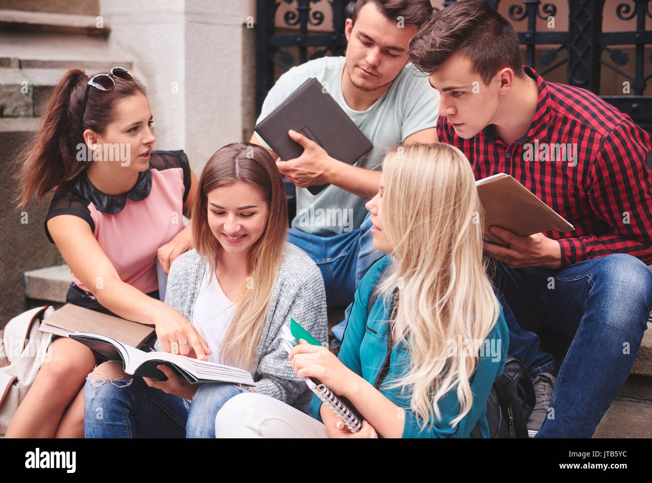 Un gruppo di studenti di lavorare insieme Foto Stock