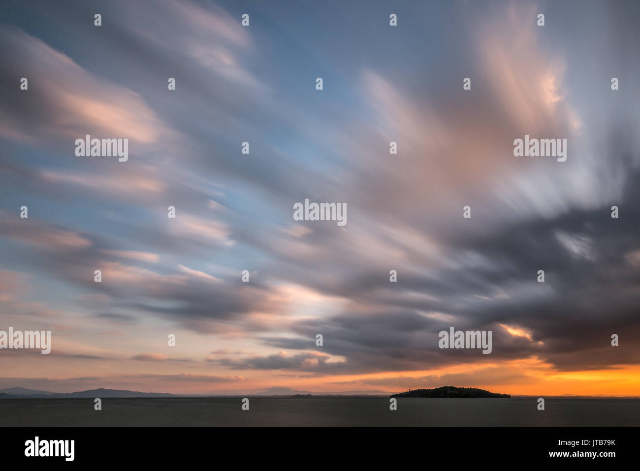 Il lago al tramonto e nuvole in movimento Foto Stock