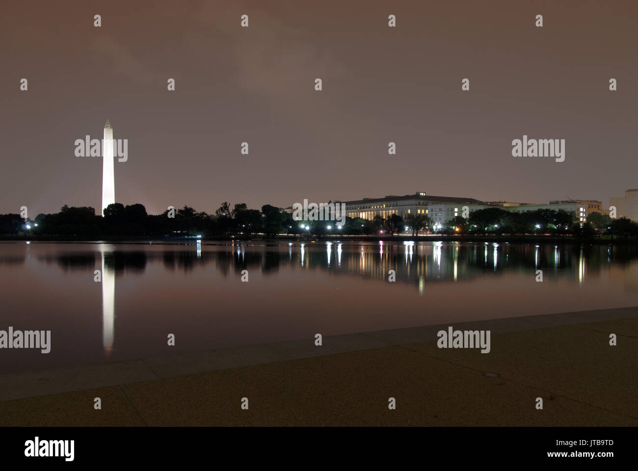 Il Monumento a Washington attraverso Tidal Basin con la riflessione Foto Stock