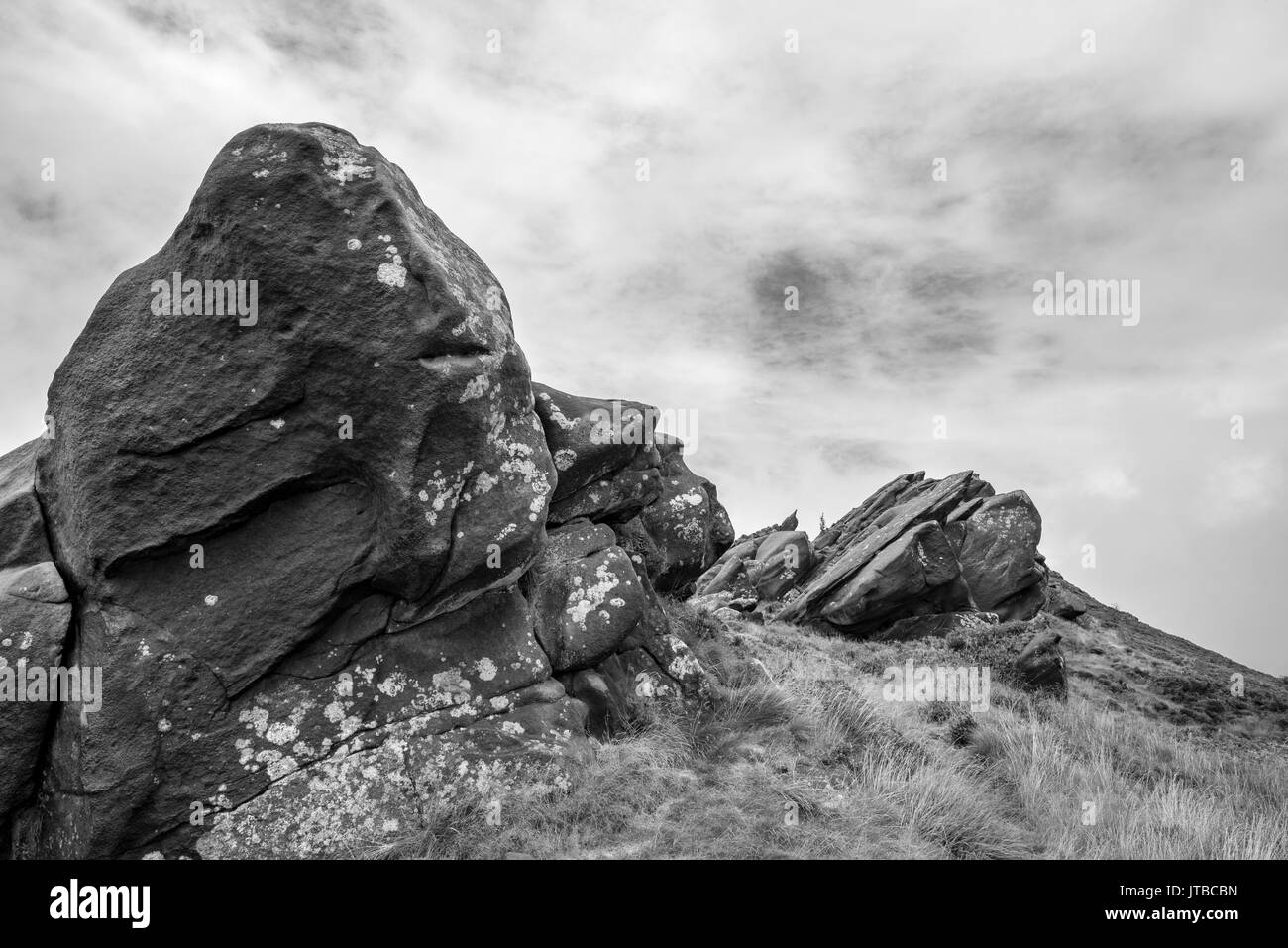 Drammatico paesaggio roccioso a Ramshaw rocce nel Parco nazionale di Peak District, Staffordshire, Inghilterra. Foto Stock