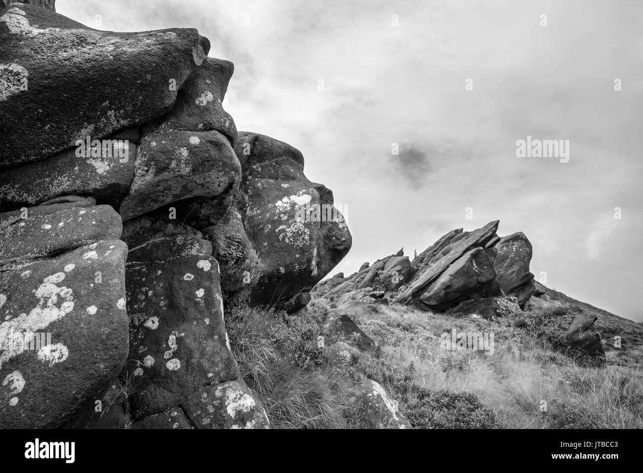 Drammatico paesaggio roccioso a Ramshaw rocce nel Parco nazionale di Peak District, Staffordshire, Inghilterra. Foto Stock