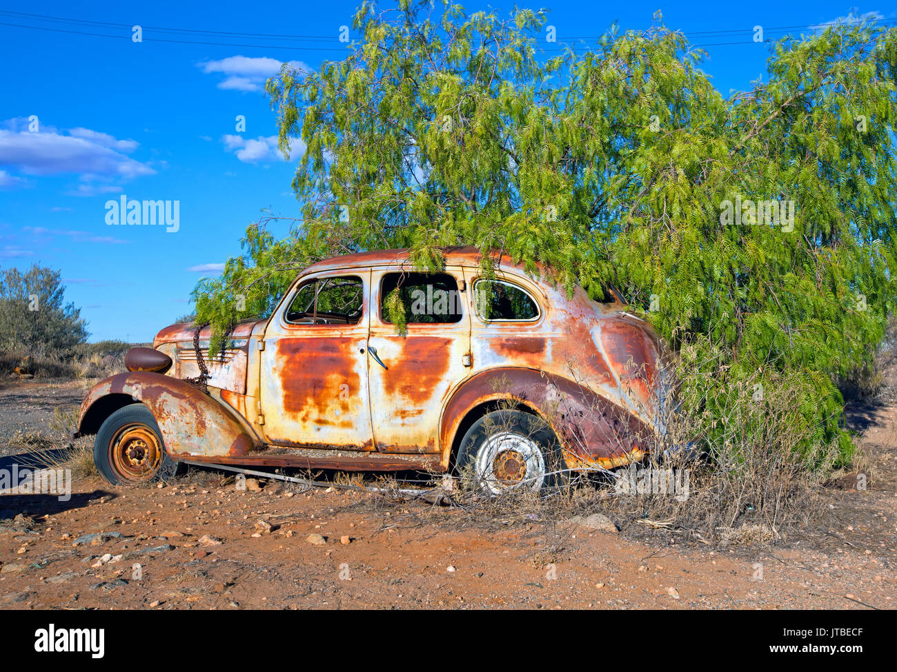 Rusty vecchia auto lasciato fuori in condizioni atmosferiche Broken Hill Nuovo Galles del Sud Australia Foto Stock